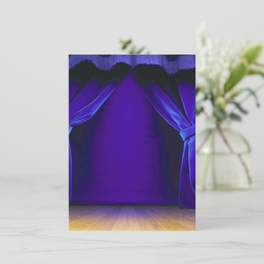 Invitation Étape vide avec des rideaux (Debout devant)