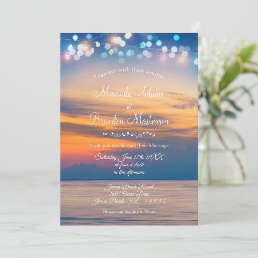 Invitation Eté moderne Sunset String Lights Beach Wedding (Debout devant)