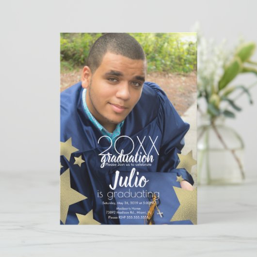 Invitation Étoiles de la célébration de la graduation Script  (Debout devant)