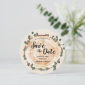 Invitation Eucalyptus Wood Cut Slice QR CODE Site Mariage (Debout devant)