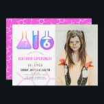 Invitation Expérience scientifique Neon rose fille photo Anni<br><div class="desc">Cette cool "expérience d'anniversaire" de la fille science invitation photo d'anniversaire avec un arrière - plan blanc avec des flacons, et un tube de test. L'envers est doté d'un arrière - plan rose néon avec des motifs moléculaires. Personnalisez-vous pour répondre à vos besoins. Vous pouvez trouver des produits correspondants dans...</div>