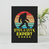Invitation Expert de cache-cache Bigfoot drôle (Debout devant)