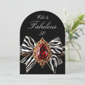 Invitation Fabuleux 50 Anniversaire Zebra Bow Bijou rouge (Debout devant)
