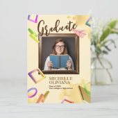 Invitation Faire personnaliser une annonce de remise de diplô (Debout devant)