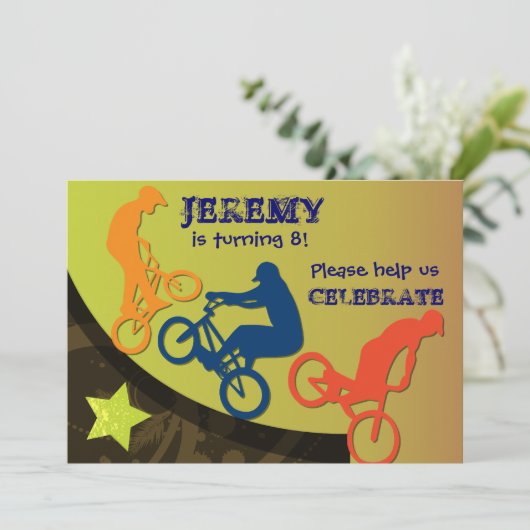 Invitation faite sur commande faisante du vélo (Debout devant)