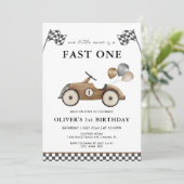 Invitation Fast One Brown Race Car Boys 1er Anniversaire (Debout devant)