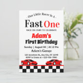 Invitation Fast One Red Race Car Boy 1er anniversaire (Debout devant)