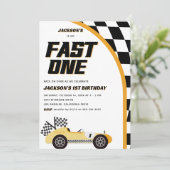 Invitation Fast One Yellow Race Car fête d'anniversaire (Debout devant)