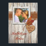 Invitation FAUX Burlap, Bois, Feuille, Mariage PHOTO du coeur<br><div class="desc">Si vous avez un mariage d'automne rustique, alors pourquoi ne pas porter le regard directement sur vos invitations de mariage ou faire-part fiançailles? Ce magnifique chic et rustique grain de bois shabby, vieux look de grange PHOTO faire-part de mariage a une bande de burlap IMPRIMÉE avec un coeur découpé en...</div>