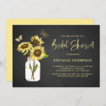 Invitation Faux Chalkboard Fête des mariées de tournesols jau<br><div class="desc">Invités Invitations à votre événement avec cette invitation à la douche nuptiale personnalisable. Il présente des tournesols jaunes dans un bocal de mason. Personnalisez en ajoutant vos détails. Cette invitation à la douche nuptiale de tournesol est parfaite pour les événements d'été ou d'automne.</div>