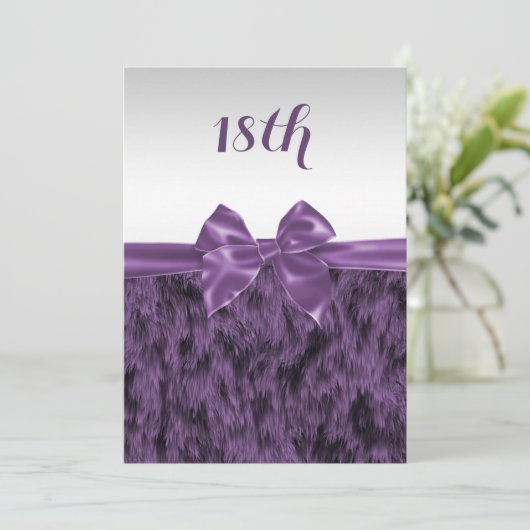 Invitation Faux Fourrure & Bow pourpre 18e anniversaire (Debout devant)
