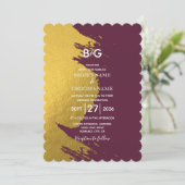 Invitation Faux Gold Brushstrokies & Bourgogne avec Monogram (Debout devant)