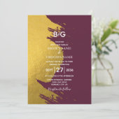 Invitation Faux Gold Brushstrokies & Bourgogne avec Monogramm (Debout devant)