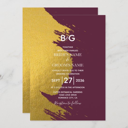 Invitation Faux Gold Brushstrokies & Bourgogne avec Monogramm (Devant / Derrière)