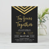 Invitation Faux Gold Chevron fête 10e anniversaire moderne (Debout devant)