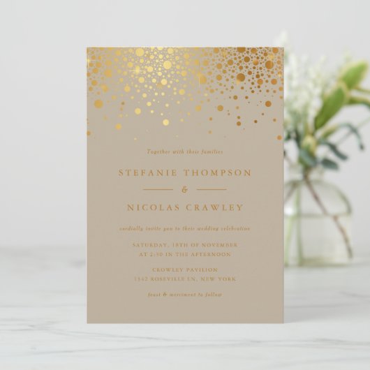 Invitation Faux Gold Foil Confetti Dots Taupe Mariage (Debout devant)