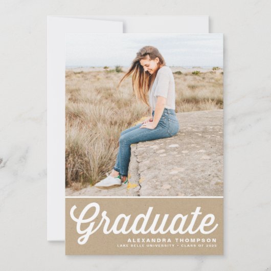 Invitation Faux Kraft Retro Bold Typographie Photo Graduation (Devant)