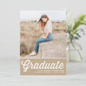 Invitation Faux Kraft Retro Bold Typographie Photo Graduation (Debout devant)