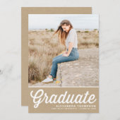 Invitation Faux Kraft Retro Bold Typographie Photo Graduation (Devant / Derrière)