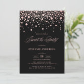 Invitation Faux Rose Gold Foil Confetti Black Sweet 16 Party (Debout devant)