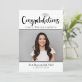 Invitation Félicitations 2025 Silver Graduation Photo (Debout devant)