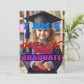 Invitation "Félicitations à notre diplômé de pré-maternelle ! (Debout devant)