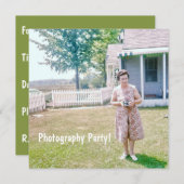 Invitation Femme âgée mignonne tenant une vieille caméra (Devant / Derrière)