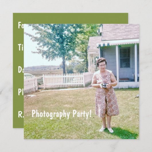 Invitation Femme âgée mignonne tenant une vieille caméra (Devant / Derrière)