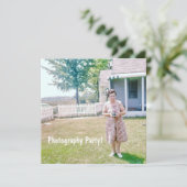 Invitation Femme âgée mignonne tenant une vieille caméra (Debout devant)