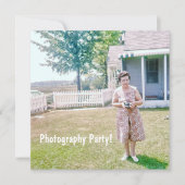 Invitation Femme âgée mignonne tenant une vieille caméra (Devant)