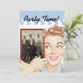 Invitation Femme rétro tenant une photo (Debout devant)