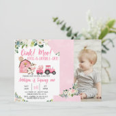 Invitation Ferme de tracteur à grange rose 1er anniversaire (Debout devant)