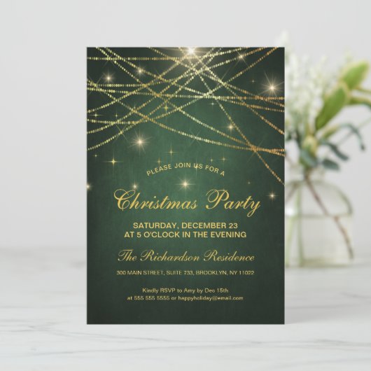 Invitation Festif Sparkling Gold String Lights Green Party (Debout devant)