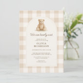 Invitation Fête Bébé Gingham Bearly Wait Mixte (Debout devant)