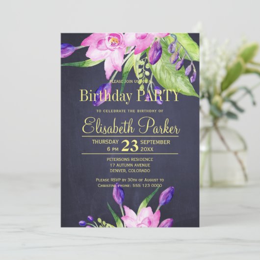 Invitation Fête d'anniversaire à fleurs chic et pourpre (Debout devant)