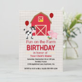 Invitation Fête d'anniversaire à la ferme à carreaux personna (Debout devant)