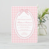 Invitation Fête d'anniversaire à ruban Coquette en vichy rose (Debout devant)