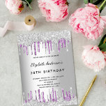 Invitation Fête d'anniversaire argent pourpre gouttes de part<br><div class="desc">Une invitation moderne, élégante et glamour pour la fête du 30e anniversaire d'une femme (ou de n'importe quel âge). Un arrière - plan faux argenté avec une fausse parties scintillant violette goutte-à-goutte, la peinture goutte à goutte. Le nom est écrit avec un script de style moderne et noir écrit à...</div>