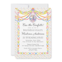 Fête d'anniversaire avec chaîne en papier et confe