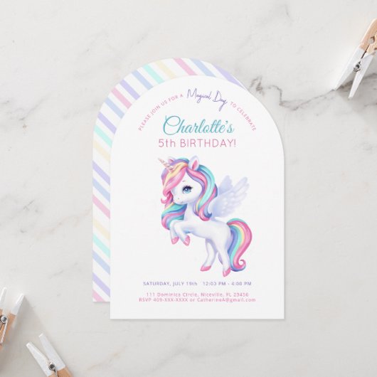 Invitation fête d'anniversaire avec licorne. (Devant/Arrière en situation)