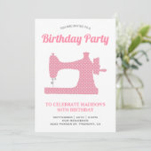 Invitation Fête d'anniversaire avec machine à coudre rose (Debout devant)