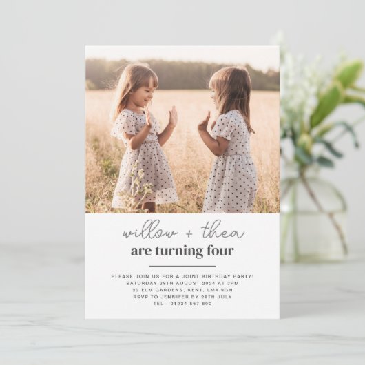 Invitation Fête d'anniversaire conjointe de jumelles - Script (Debout devant)