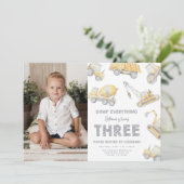 Invitation Fête d'anniversaire Construction 3rd THREE (Debout devant)