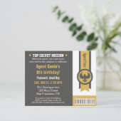 Invitation Fête d'anniversaire d'agent secret cool (Debout devant)