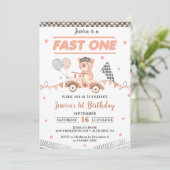 Invitation Fête d'anniversaire de 1 an de Fast One Voiture de (Debout devant)