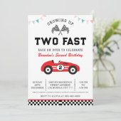 Invitation Fête d'anniversaire de 2 ans de voiture de course  (Debout devant)
