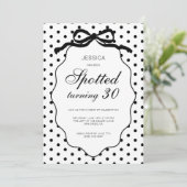 Invitation Fête d'anniversaire de 30 ans à pois avec un nœud (Debout devant)