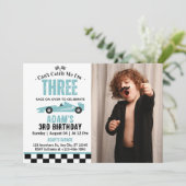 Invitation Fête d'anniversaire de 3 ans pour garçon de voitur (Debout devant)