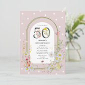 Invitation Fête d'anniversaire de 50 ans sous une arche flora (Debout devant)