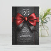 Invitation Fête d'anniversaire de 55 ans Ruban en cuir rouge (Debout devant)